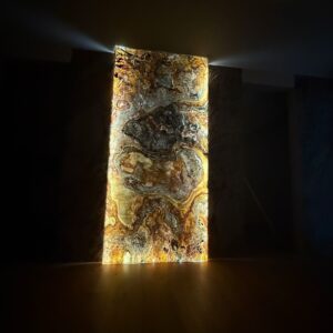 Transparetny Kamień Elastyczny Quarry Ochre 280x122x0,3 — transparentny kamień w rolce, do dekoracji ścian, mebli i podświetlanych aranżacji