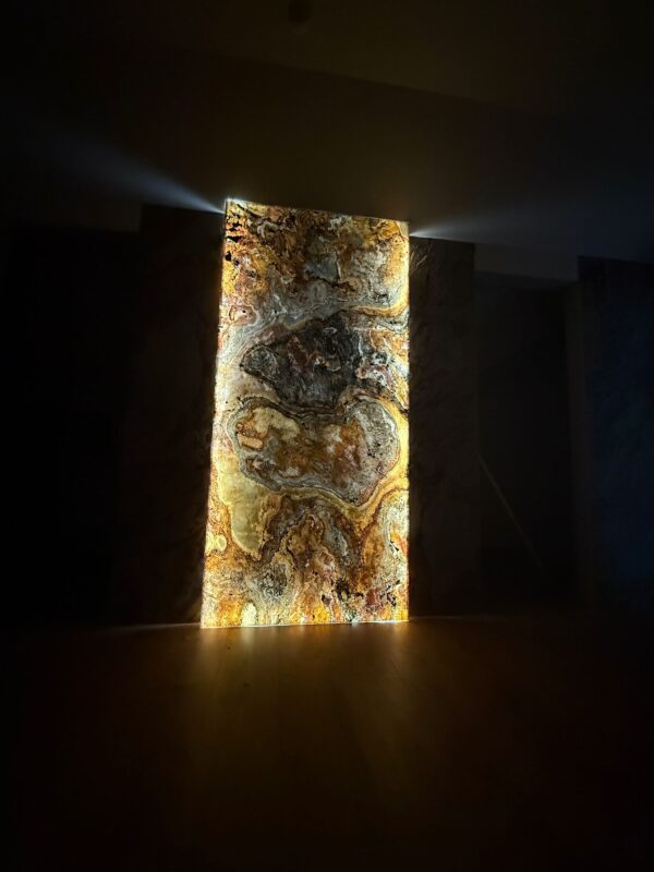 Transparetny Kamień Elastyczny Quarry Ochre 280x122x0,3 — transparentny kamień w rolce, do dekoracji ścian, mebli i podświetlanych aranżacji