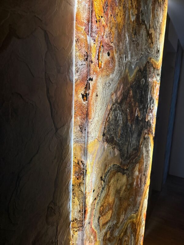 Transparetny Kamień Elastyczny Quarry Ochre 280x122x0,3 — transparentny kamień w rolce, do dekoracji ścian, mebli i podświetlanych aranżacji