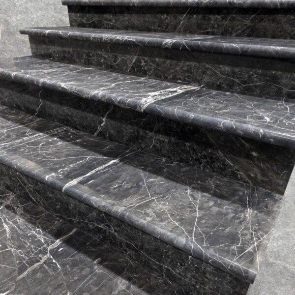 Podstopień marmurowy Tempesta Nera polerowany 135×16,5×2 cm Podstopień marmurowy Tempesta Nera polerowany 135×16,5×2 cm w ofercie kamienia naturalnego Kamień Ekspert