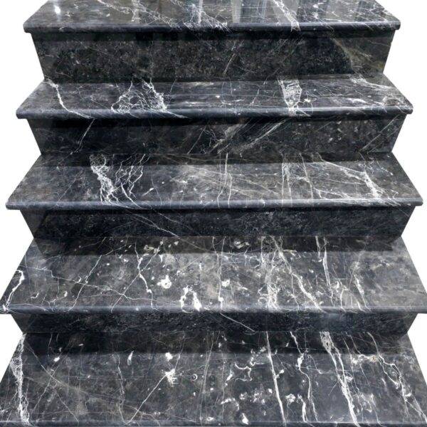 Podstopień marmurowy Tempesta Nera polerowany 135×16,5×2 cm w ofercie kamienia naturalnego Kamień Ekspert