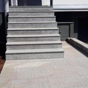 Stopień granitowy G602 Bianco Sardo płomieniowany 150x33x3 cm - obrazek 5