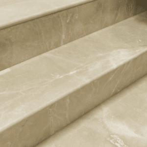 Stopień marmurowy Crema Marfil New polerowany z bullnose 135x33x2 cm - obrazek 3