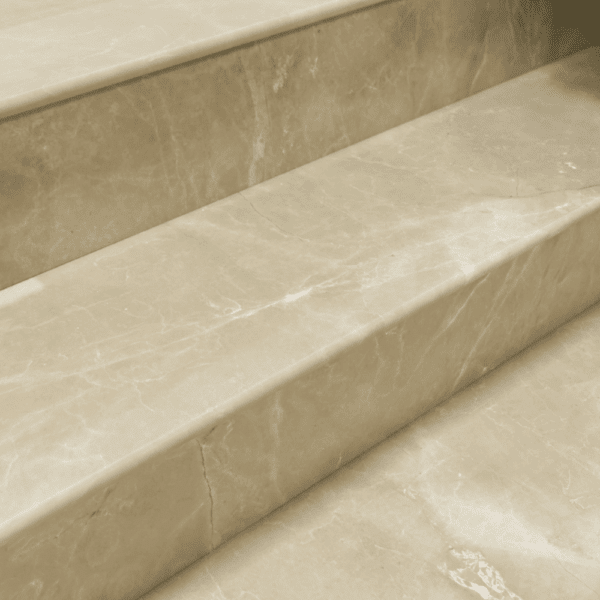 stopien-marmurowy-crema-marfil-new-polerowany-z-bullnose2-135x33x3-cm