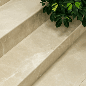 Stopień marmurowy Crema Marfil New polerowany z bullnose 135x33x3 cm - obrazek 4