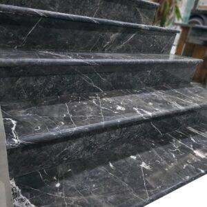 Stopień marmurowy Tempesta Nera polerowany z bullnose 135x33x3 cm - obrazek 3