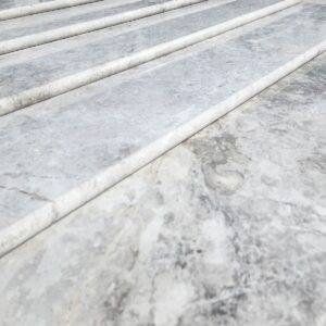 Stopień marmurowy Tundra Grey polerowany z bullnose 135x33x3 cm - obrazek 7