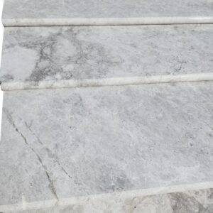 Stopień marmurowy Tundra Grey polerowany z bullnose 135x33x3 cm - obrazek 5