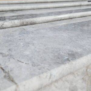 Stopień marmurowy Tundra Grey szlifowany z bullnose 135x33x3 cm - obrazek 5