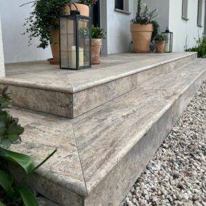 Stopień trawertynowy Silver Ash szlifowany z bullnose 135x33x3 cm - obrazek 3