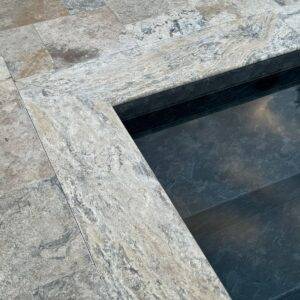 Stopień trawertynowy Silver Ash szlifowany z bullnose 135x33x3 cm - obrazek 7