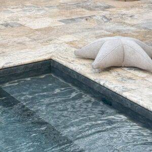 Stopień trawertynowy Silver Ash szlifowany z bullnose 135x33x3 cm - obrazek 6