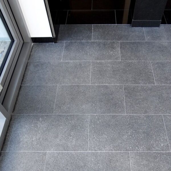 Płytki Granit G684 Black Pearl płomieniowany 60x60x2 cm Płytki Granit G684 Black Pearl płomieniowany 60x60x2 cm — Naturalny granit, na zewnątrz i wewnątrz